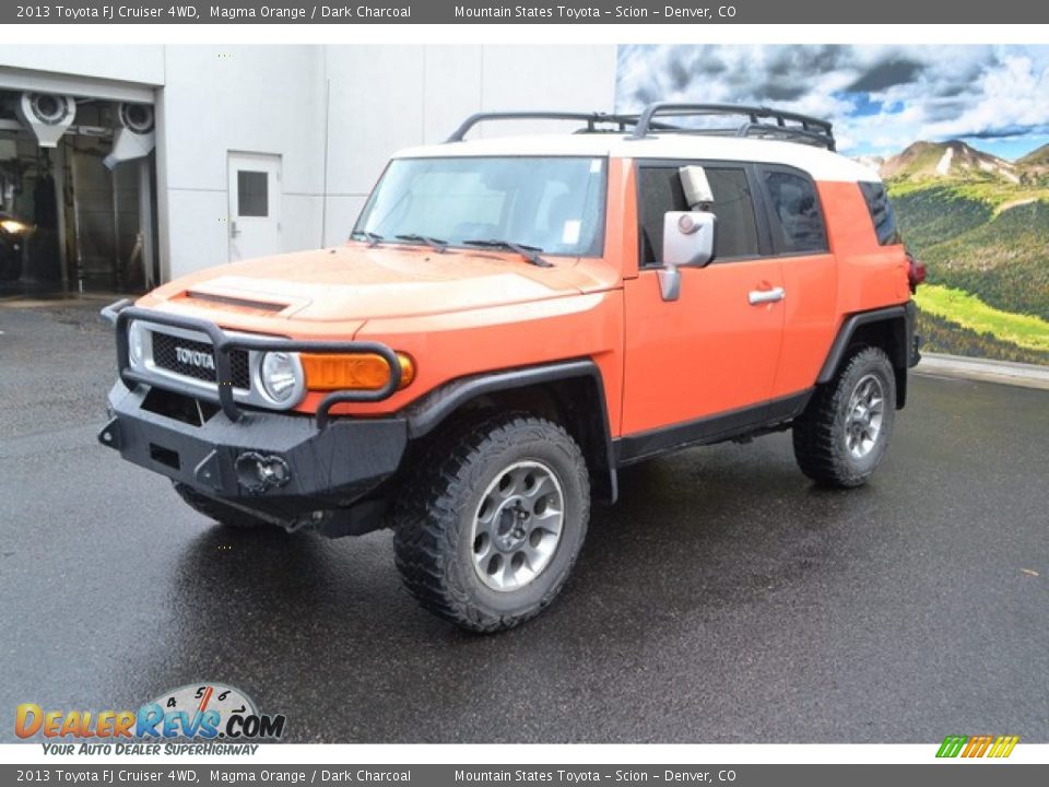Front 3/4 View of 2013 Toyota FJ Cruiser 4WD Photo #5
