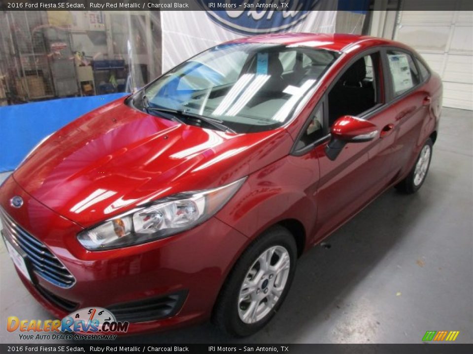 Front 3/4 View of 2016 Ford Fiesta SE Sedan Photo #3