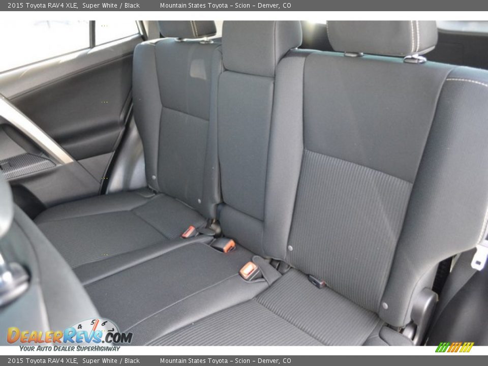 2015 Toyota RAV4 XLE Super White / Black Photo #7