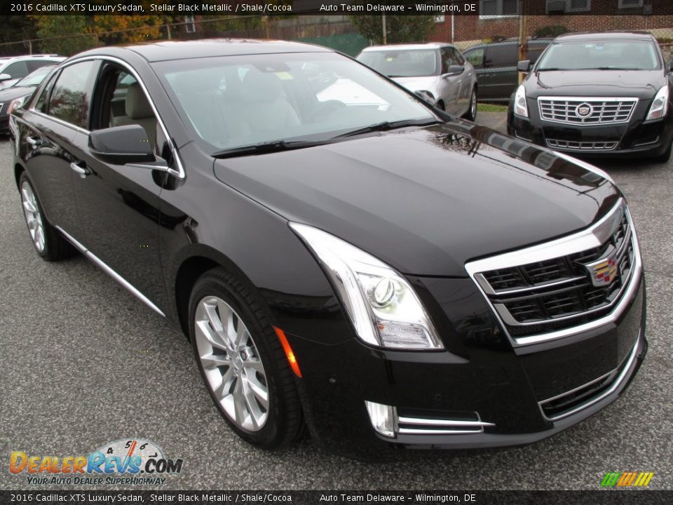 Front 3/4 View of 2016 Cadillac XTS Luxury Sedan Photo #5