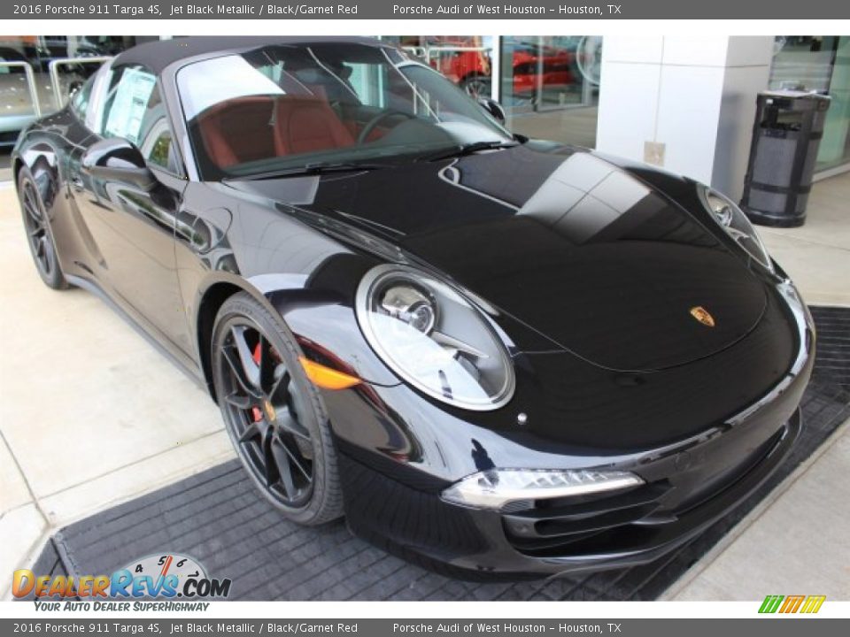 Front 3/4 View of 2016 Porsche 911 Targa 4S Photo #2