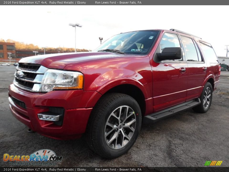 Front 3/4 View of 2016 Ford Expedition XLT 4x4 Photo #8