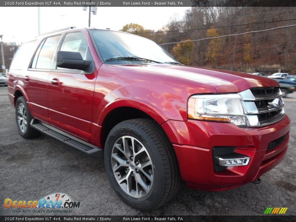 Front 3/4 View of 2016 Ford Expedition XLT 4x4 Photo #10