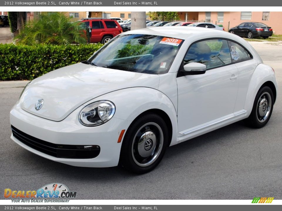 Front 3/4 View of 2012 Volkswagen Beetle 2.5L Photo #4
