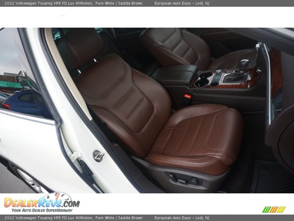 2012 Volkswagen Touareg VR6 FSI Lux 4XMotion Pure White / Saddle Brown Photo #12