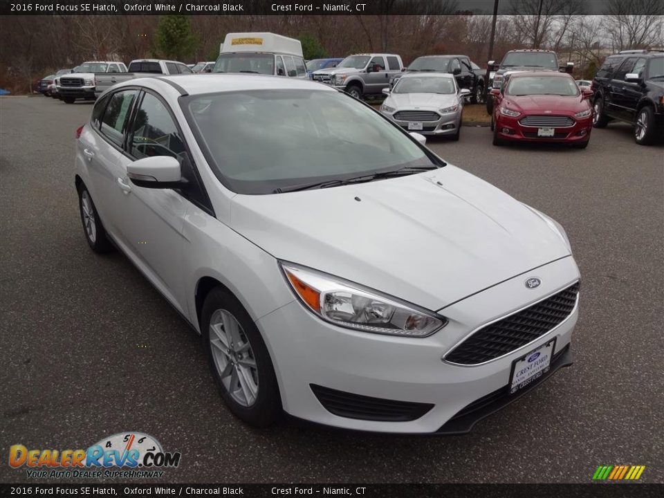 2016 Ford Focus SE Hatch Oxford White / Charcoal Black Photo #1