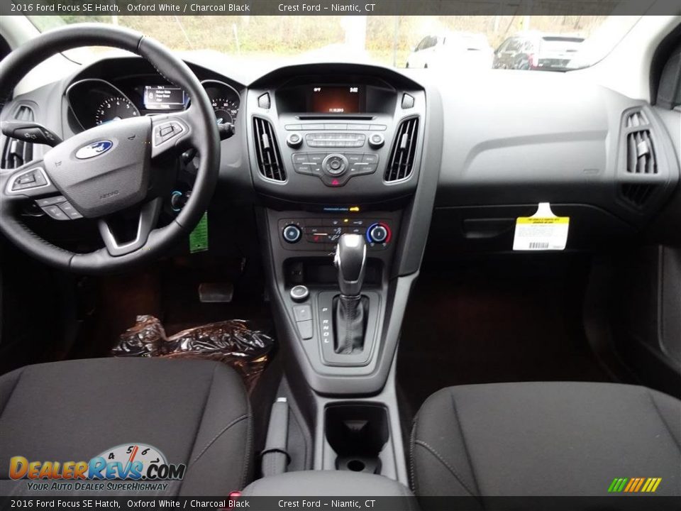 2016 Ford Focus SE Hatch Oxford White / Charcoal Black Photo #13