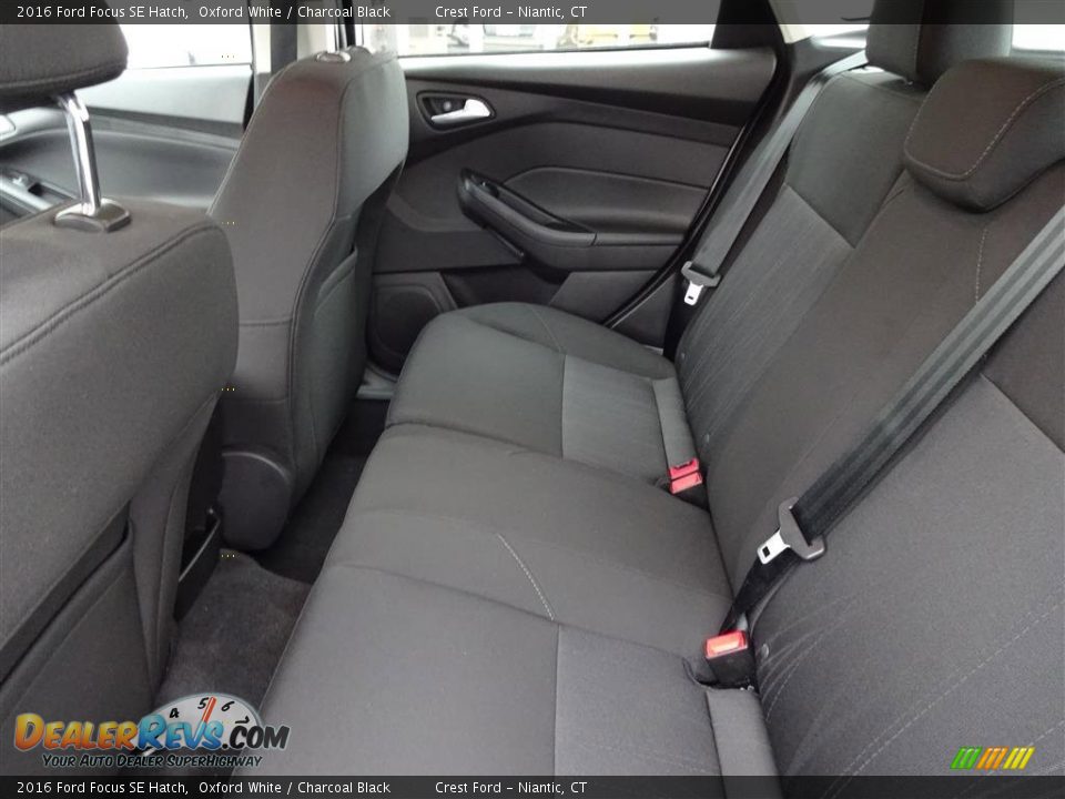2016 Ford Focus SE Hatch Oxford White / Charcoal Black Photo #14