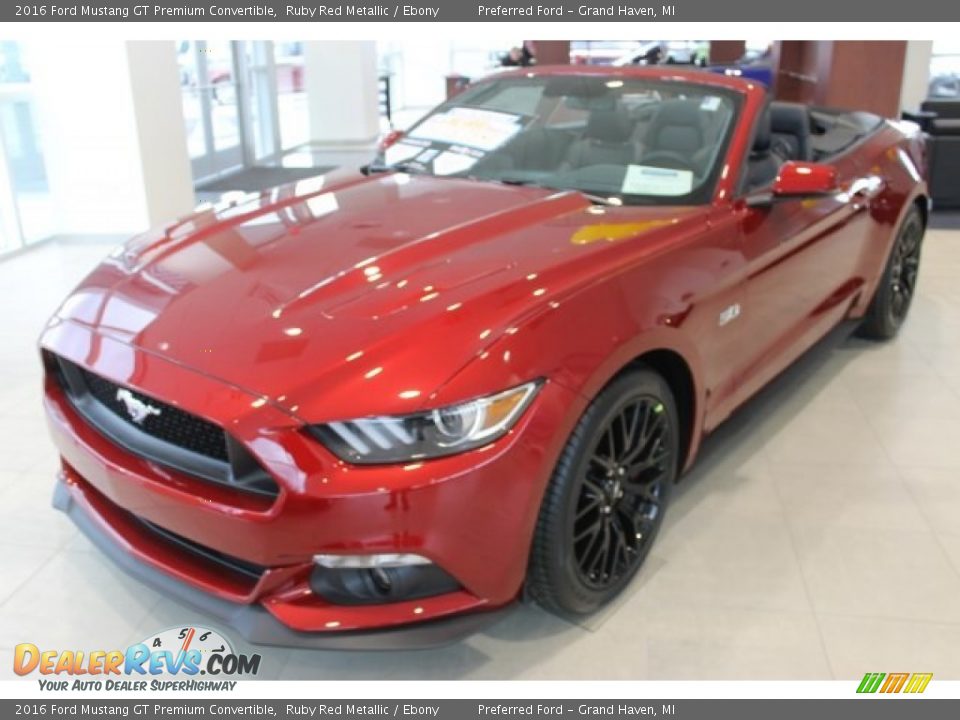Front 3/4 View of 2016 Ford Mustang GT Premium Convertible Photo #3