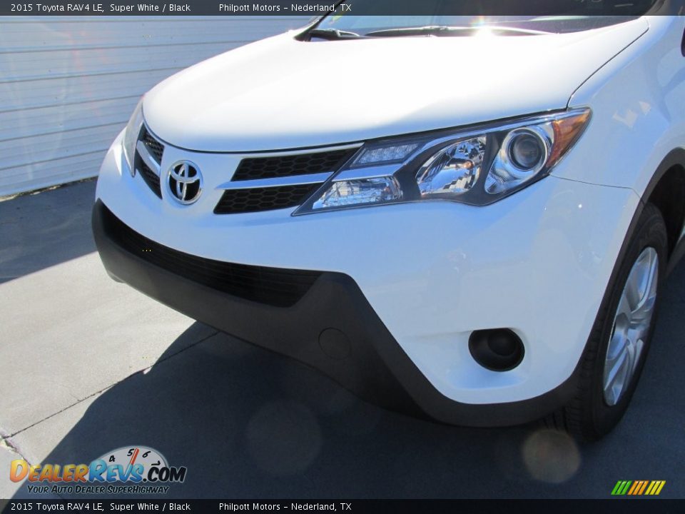 2015 Toyota RAV4 LE Super White / Black Photo #10