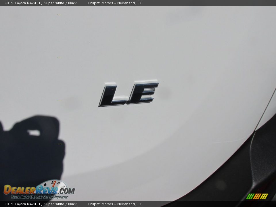 2015 Toyota RAV4 LE Super White / Black Photo #14