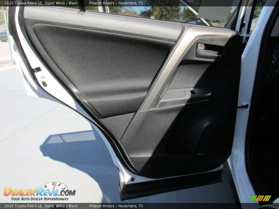 2015 Toyota RAV4 LE Super White / Black Photo #17