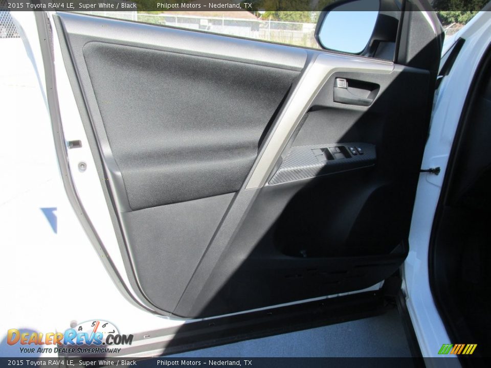 2015 Toyota RAV4 LE Super White / Black Photo #19