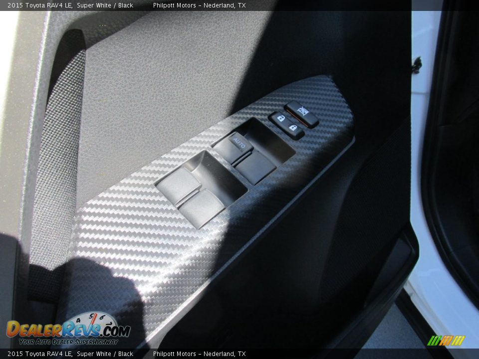 2015 Toyota RAV4 LE Super White / Black Photo #20
