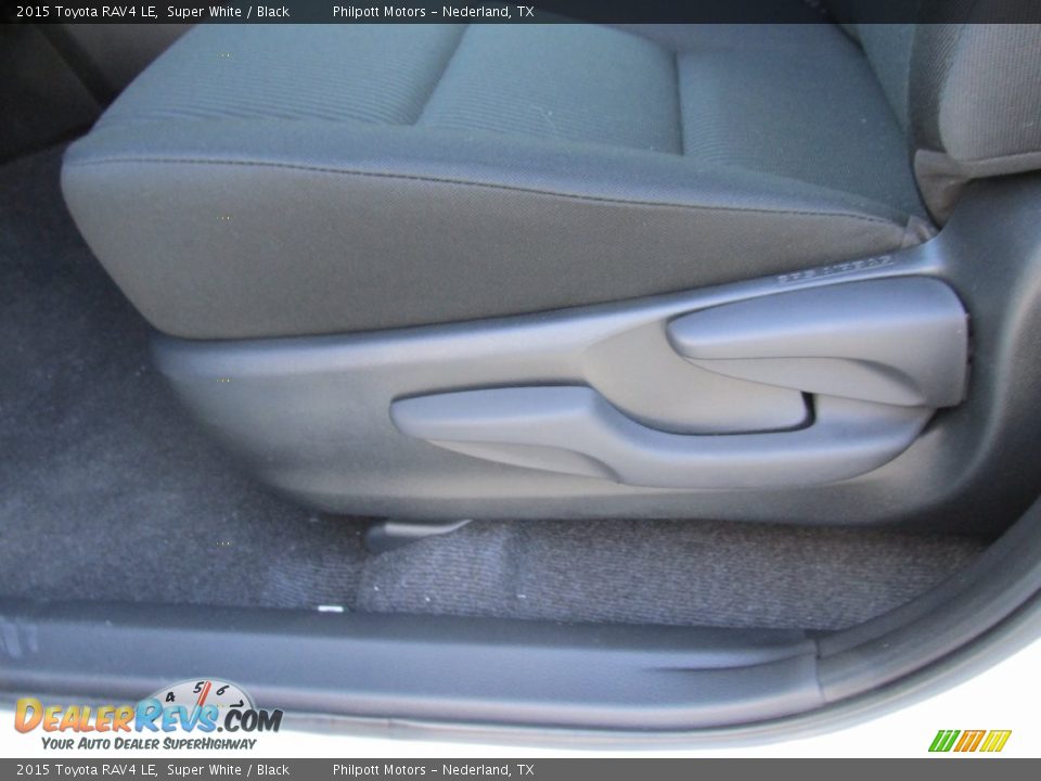 2015 Toyota RAV4 LE Super White / Black Photo #22