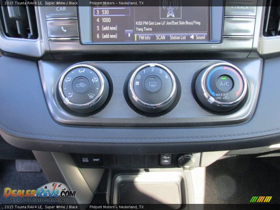 2015 Toyota RAV4 LE Super White / Black Photo #26