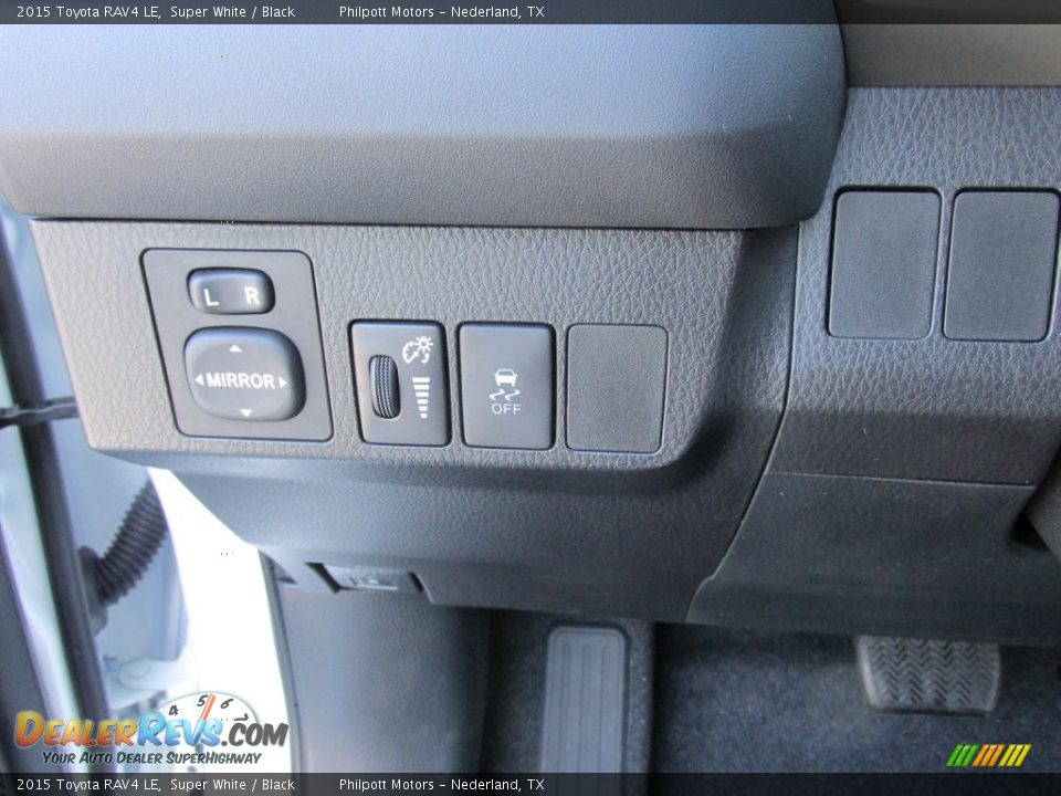 2015 Toyota RAV4 LE Super White / Black Photo #30