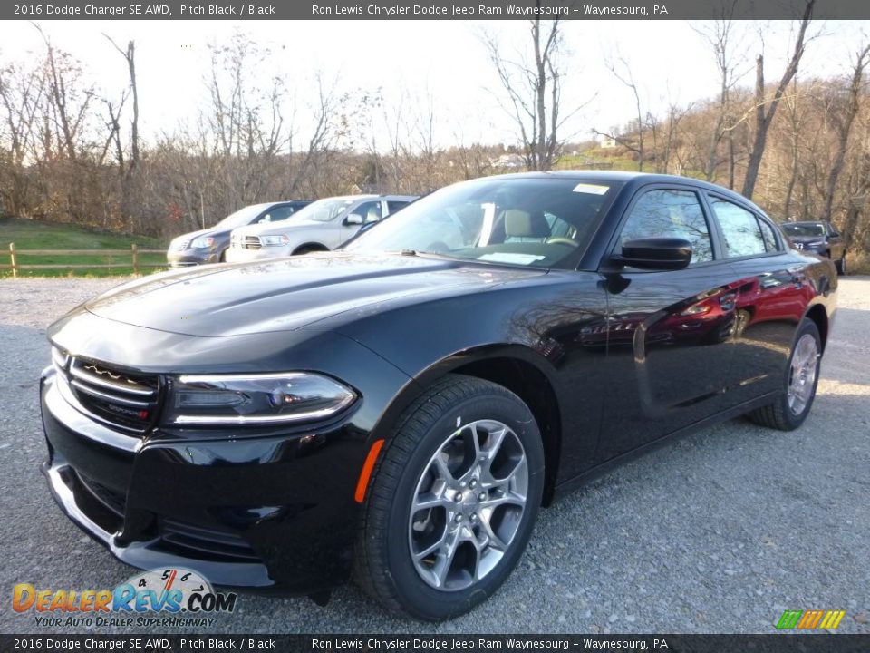 Front 3/4 View of 2016 Dodge Charger SE AWD Photo #1