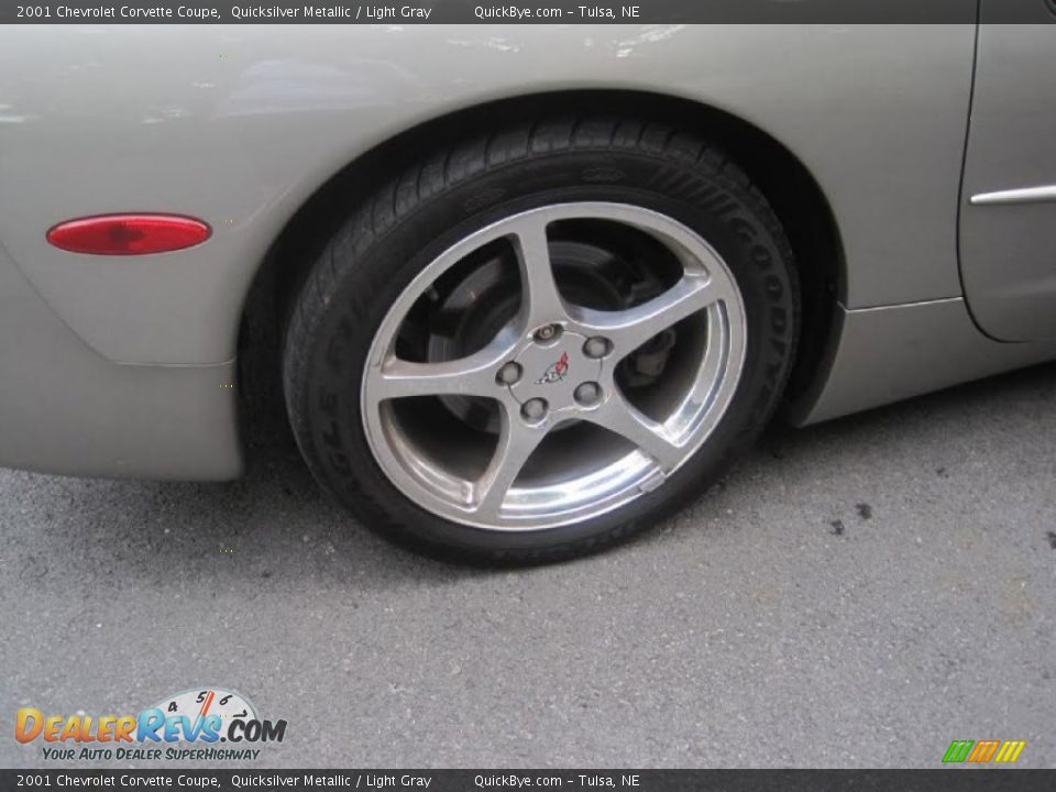 2001 Chevrolet Corvette Coupe Quicksilver Metallic / Light Gray Photo #16