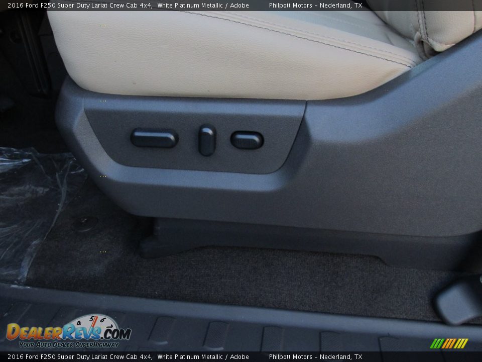 2016 Ford F250 Super Duty Lariat Crew Cab 4x4 White Platinum Metallic / Adobe Photo #25