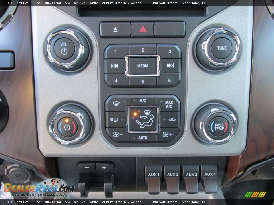 2016 Ford F250 Super Duty Lariat Crew Cab 4x4 White Platinum Metallic / Adobe Photo #31