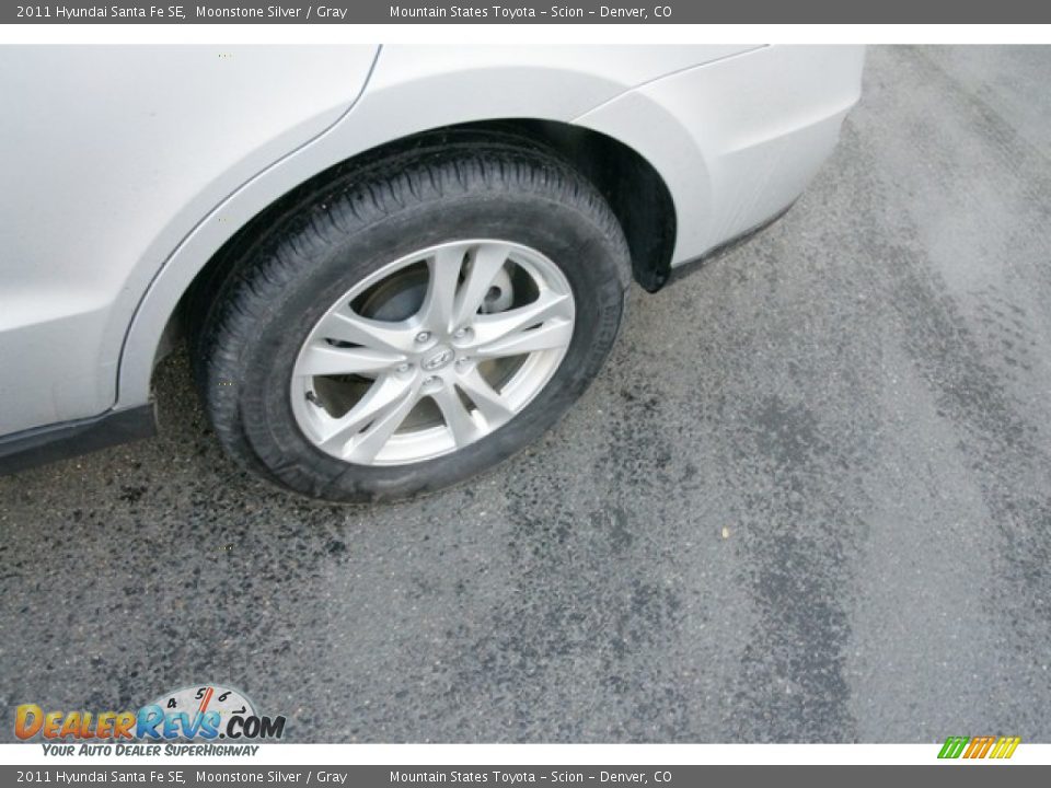 2011 Hyundai Santa Fe SE Moonstone Silver / Gray Photo #9