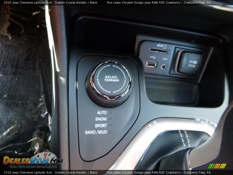 2016 Jeep Cherokee Latitude 4x4 Granite Crystal Metallic / Black Photo #20