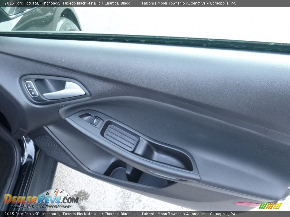 2015 Ford Focus SE Hatchback Tuxedo Black Metallic / Charcoal Black Photo #12