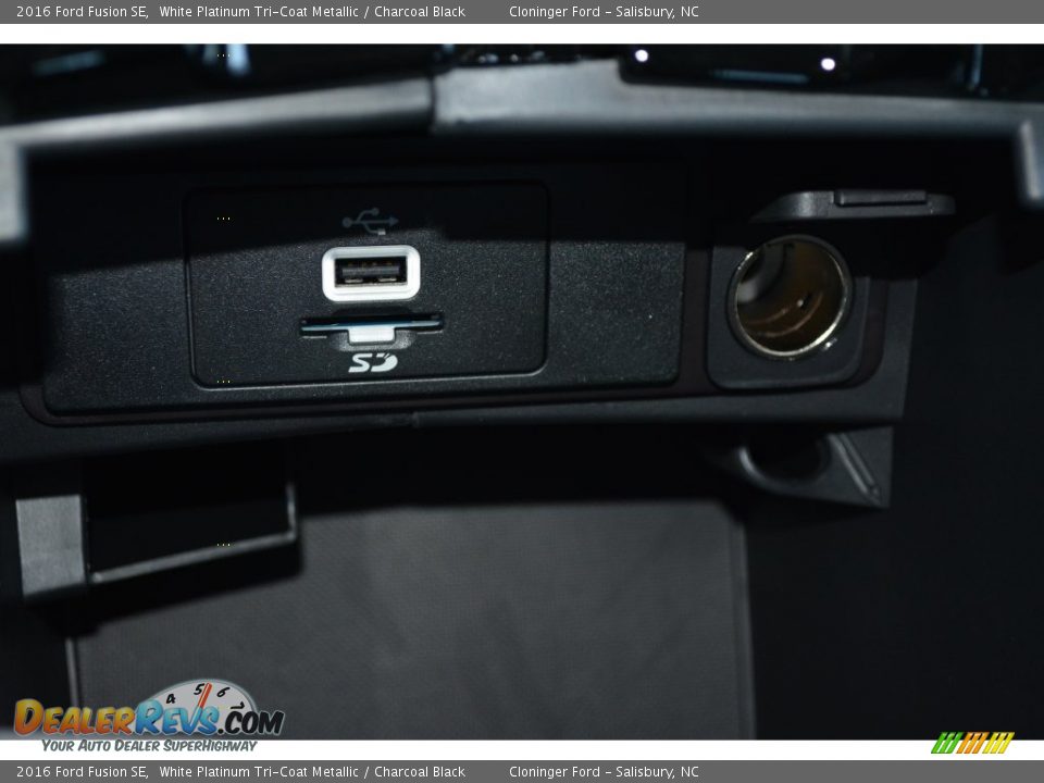 2016 Ford Fusion SE White Platinum Tri-Coat Metallic / Charcoal Black Photo #17