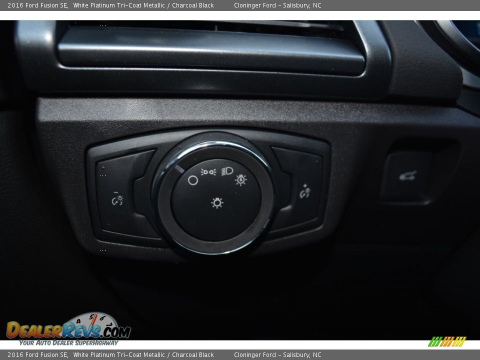 2016 Ford Fusion SE White Platinum Tri-Coat Metallic / Charcoal Black Photo #21