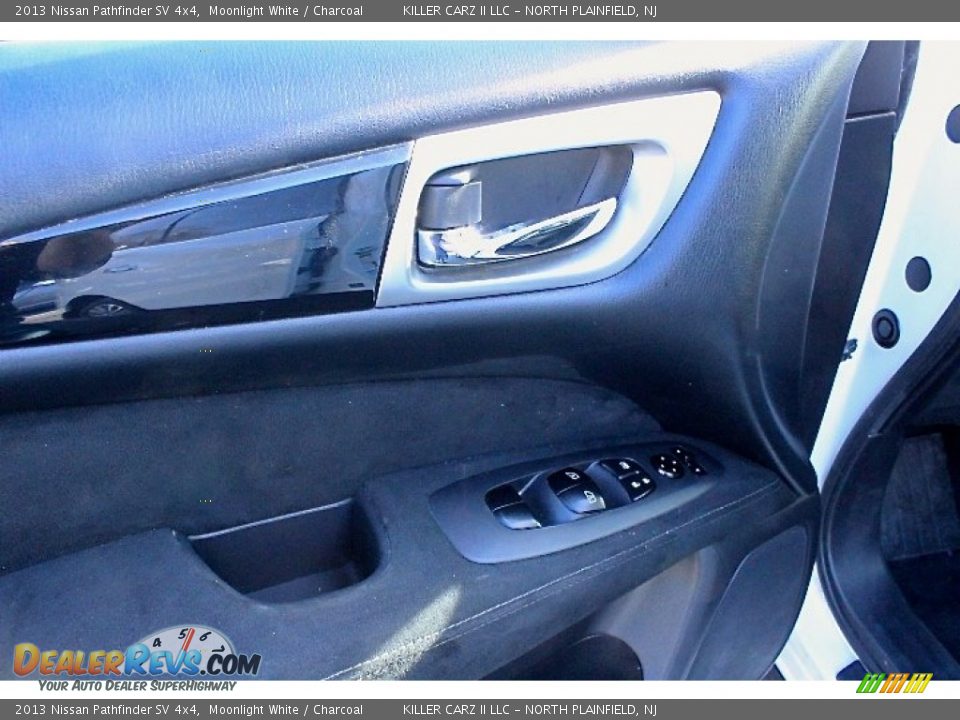 2013 Nissan Pathfinder SV 4x4 Moonlight White / Charcoal Photo #16