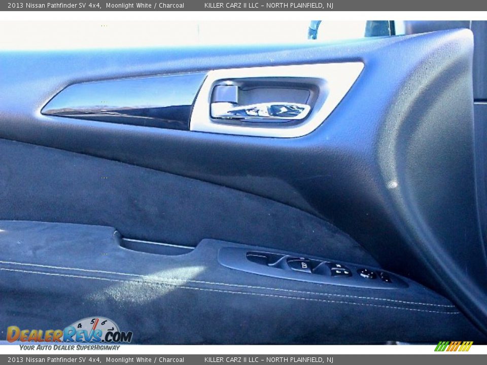 2013 Nissan Pathfinder SV 4x4 Moonlight White / Charcoal Photo #17