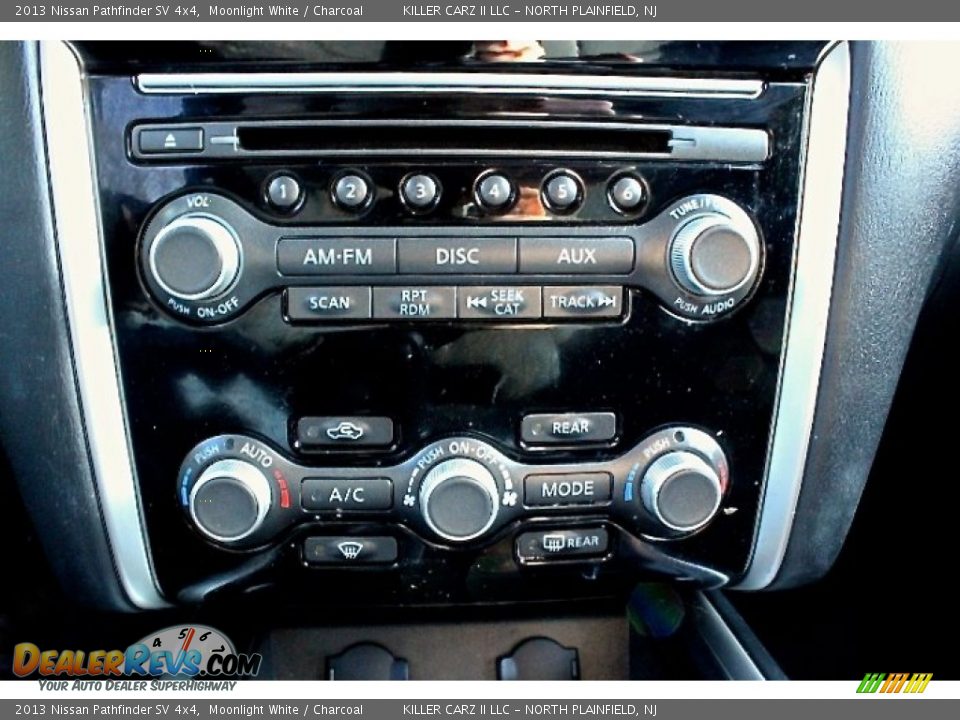 2013 Nissan Pathfinder SV 4x4 Moonlight White / Charcoal Photo #28