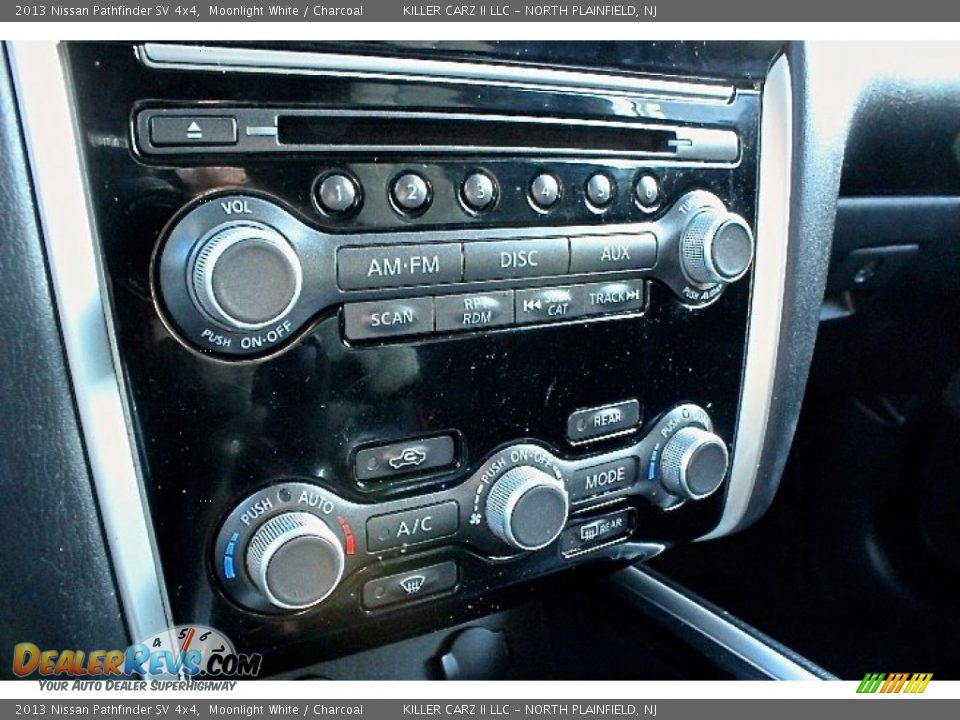 2013 Nissan Pathfinder SV 4x4 Moonlight White / Charcoal Photo #29