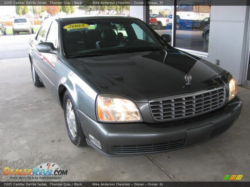 Front 3/4 View of 2005 Cadillac DeVille Sedan Photo #3