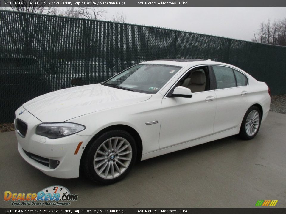 Front 3/4 View of 2013 BMW 5 Series 535i xDrive Sedan Photo #8