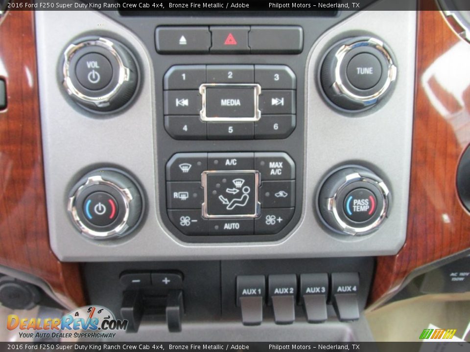 Controls of 2016 Ford F250 Super Duty King Ranch Crew Cab 4x4 Photo #31