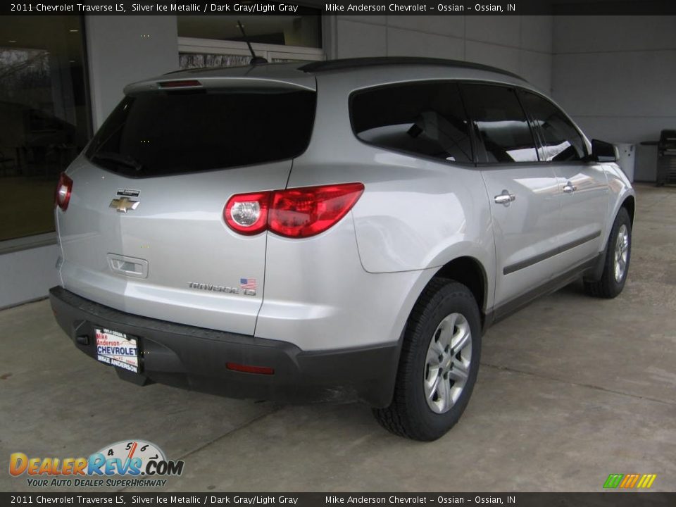 2011 Chevrolet Traverse LS Silver Ice Metallic / Dark Gray/Light Gray Photo #22