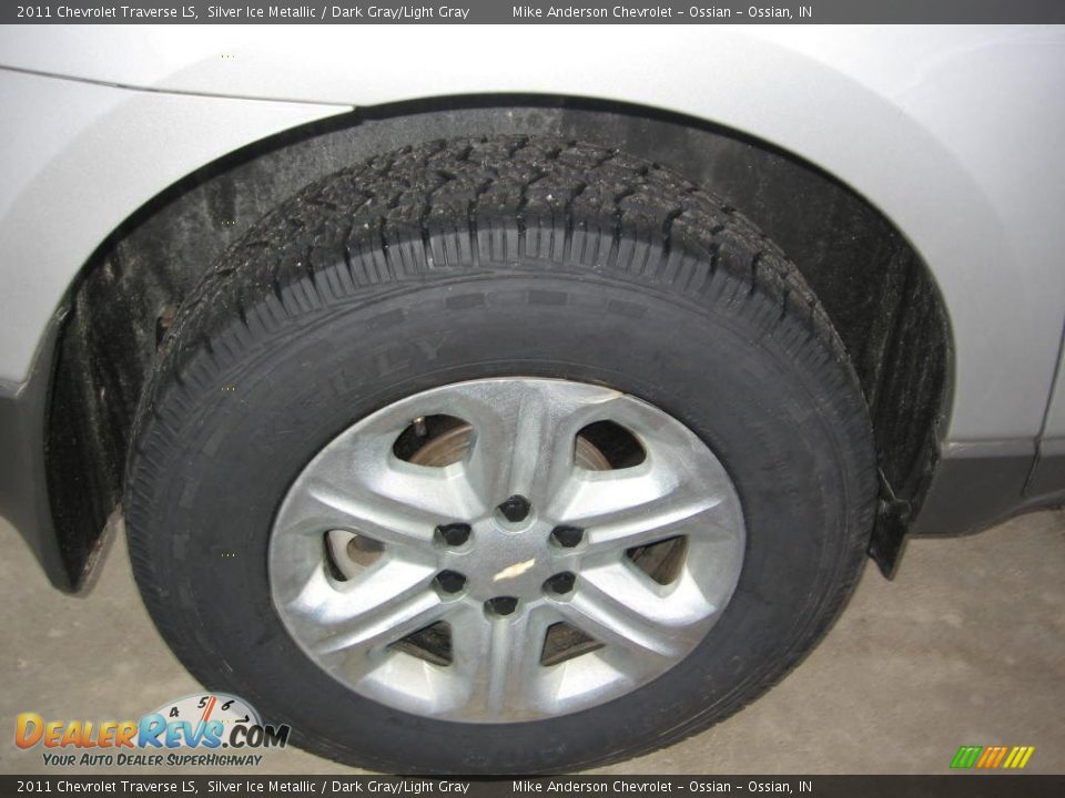 2011 Chevrolet Traverse LS Silver Ice Metallic / Dark Gray/Light Gray Photo #23