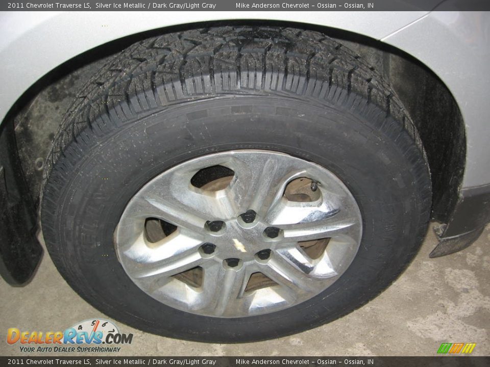 2011 Chevrolet Traverse LS Silver Ice Metallic / Dark Gray/Light Gray Photo #24