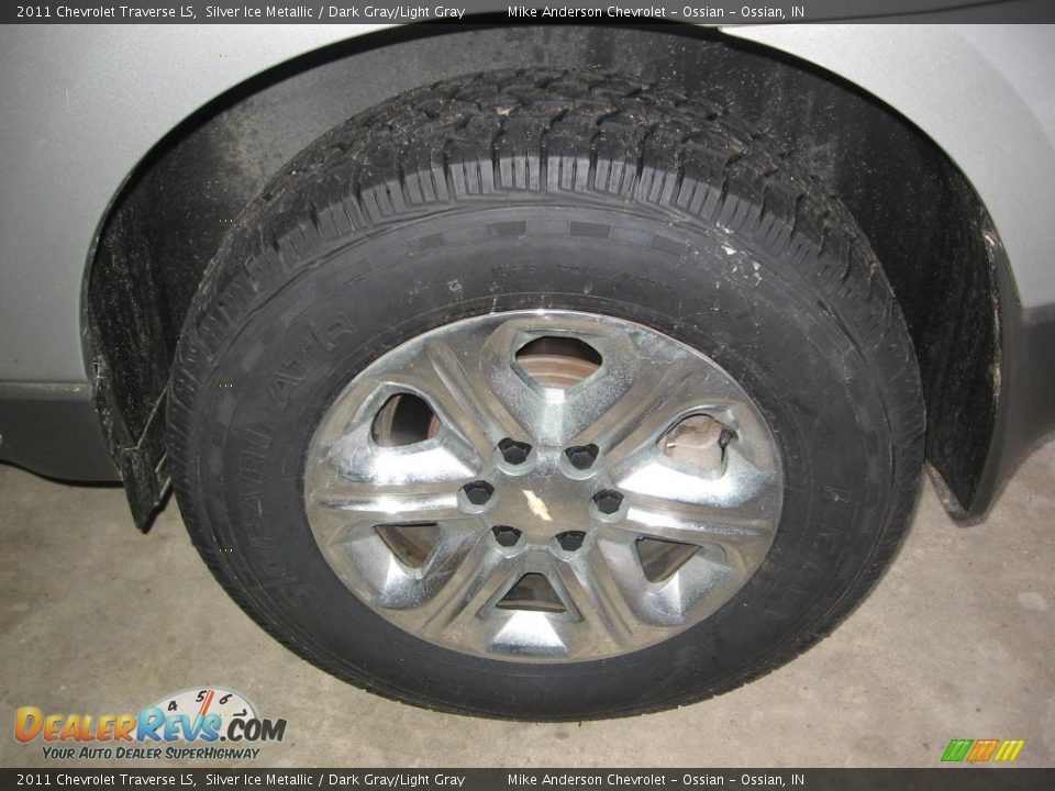 2011 Chevrolet Traverse LS Silver Ice Metallic / Dark Gray/Light Gray Photo #25
