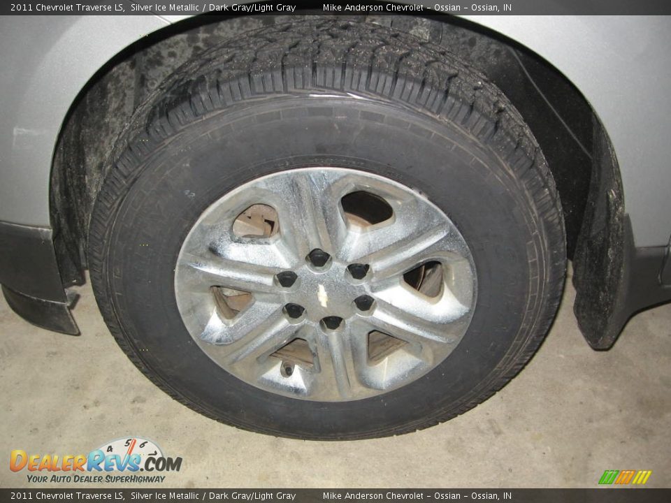 2011 Chevrolet Traverse LS Silver Ice Metallic / Dark Gray/Light Gray Photo #26