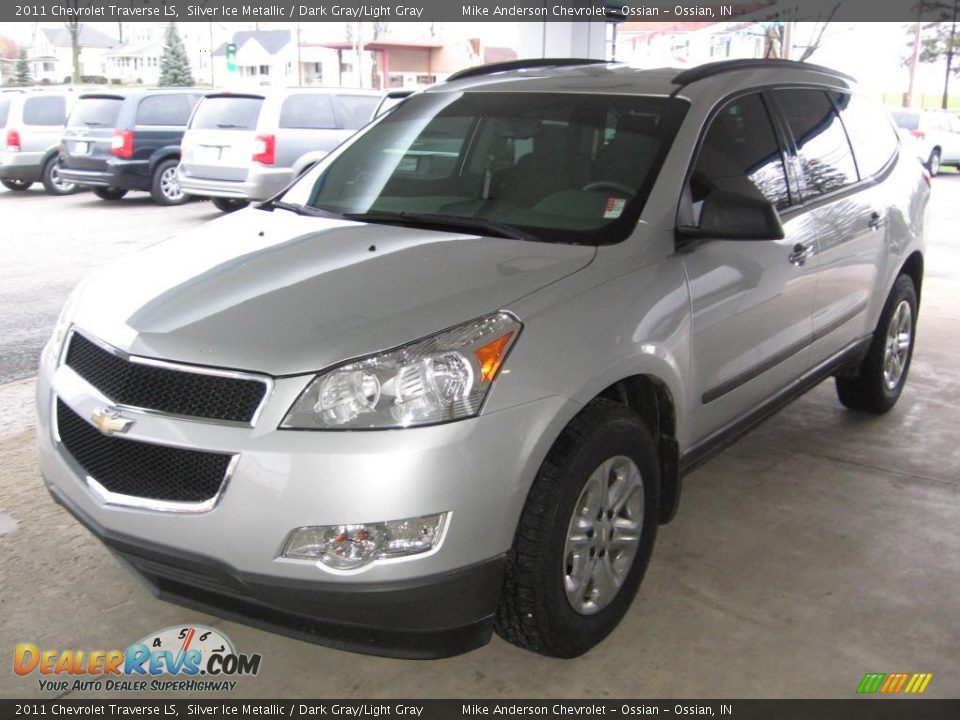 2011 Chevrolet Traverse LS Silver Ice Metallic / Dark Gray/Light Gray Photo #28