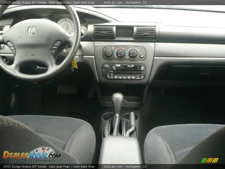 2005 Dodge Stratus SXT Sedan Satin Jade Pearl / Dark Slate Gray Photo #10