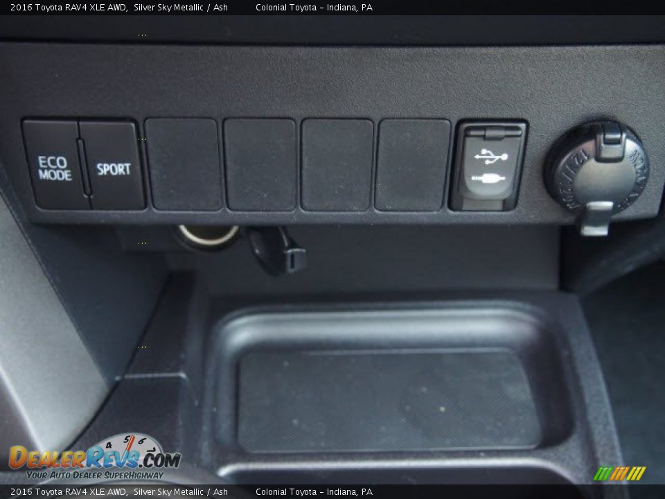 Controls of 2016 Toyota RAV4 XLE AWD Photo #9