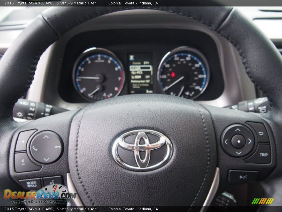 Controls of 2016 Toyota RAV4 XLE AWD Photo #10