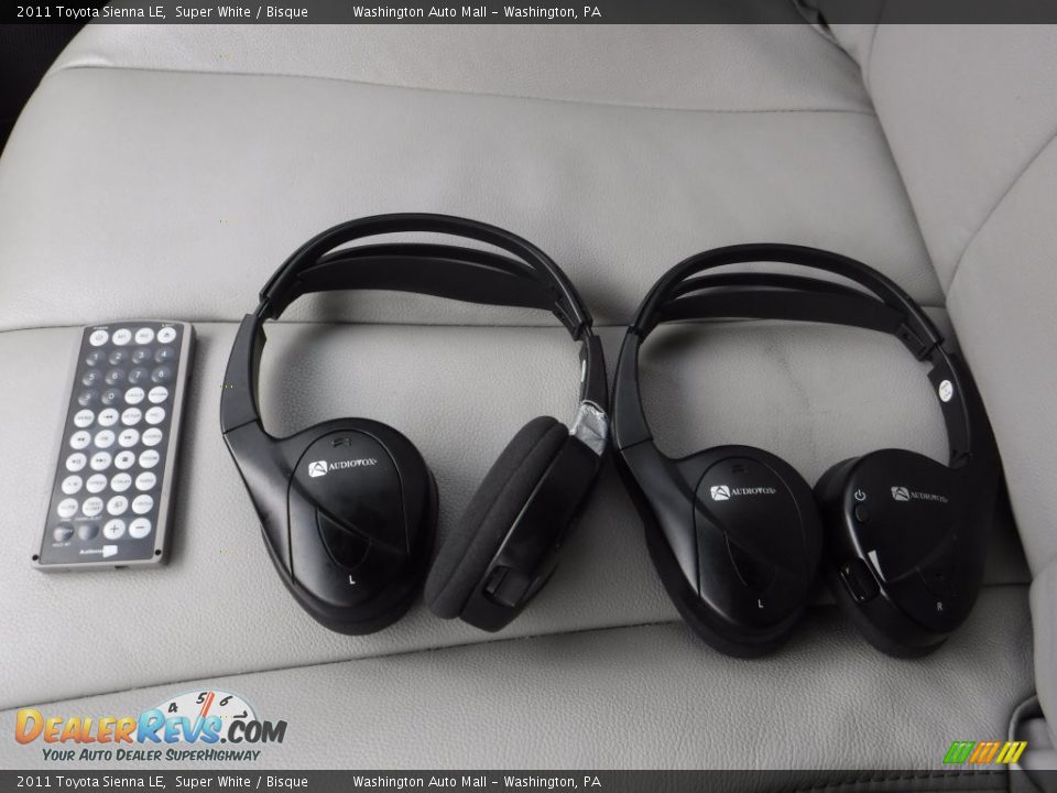 2011 Toyota Sienna LE Super White / Bisque Photo #10