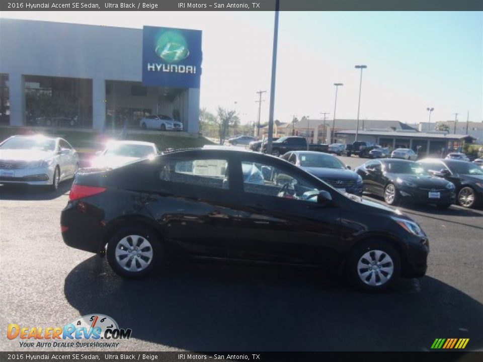 2016 Hyundai Accent SE Sedan Ultra Black / Beige Photo #12