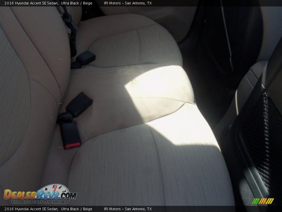 2016 Hyundai Accent SE Sedan Ultra Black / Beige Photo #16