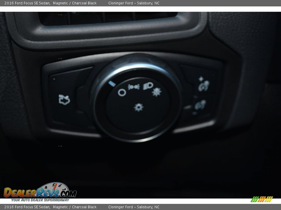 2016 Ford Focus SE Sedan Magnetic / Charcoal Black Photo #18